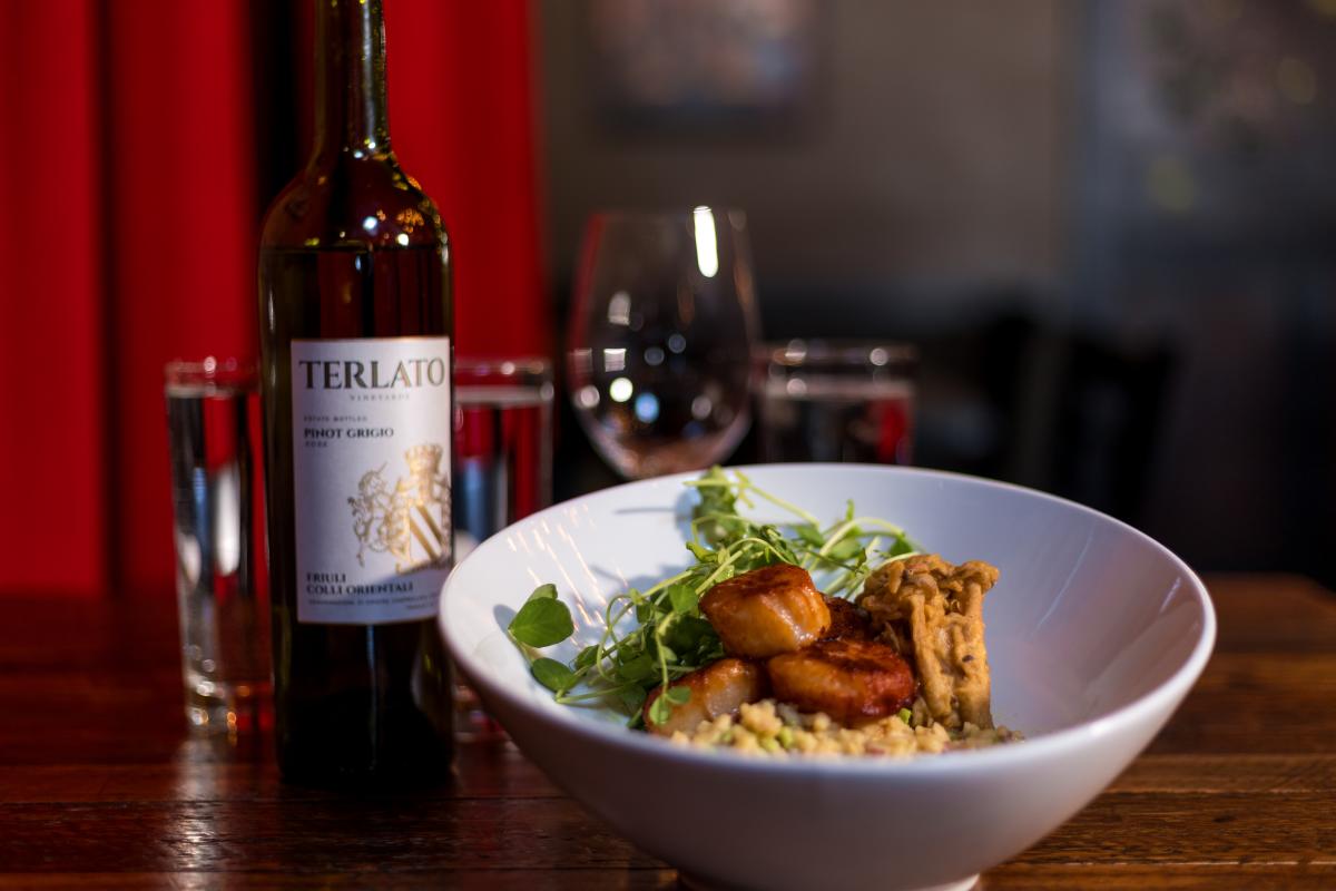 Food and Drink at El Moro Tavern During Spring