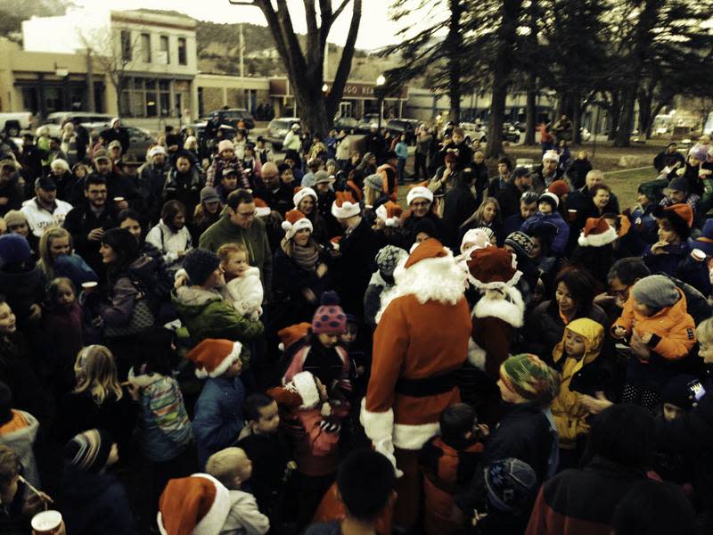 singing-with-santa-durango-colorado-downtown-holiday-family-event